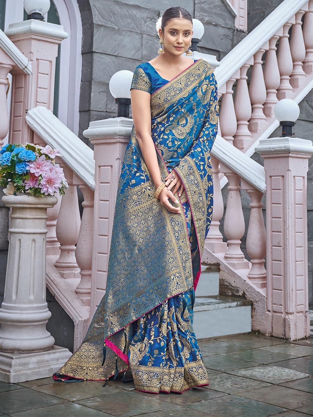 

MONJOLIKA FASHION Teal & Gold-Toned Ethnic Motifs Zari Banarasi Saree