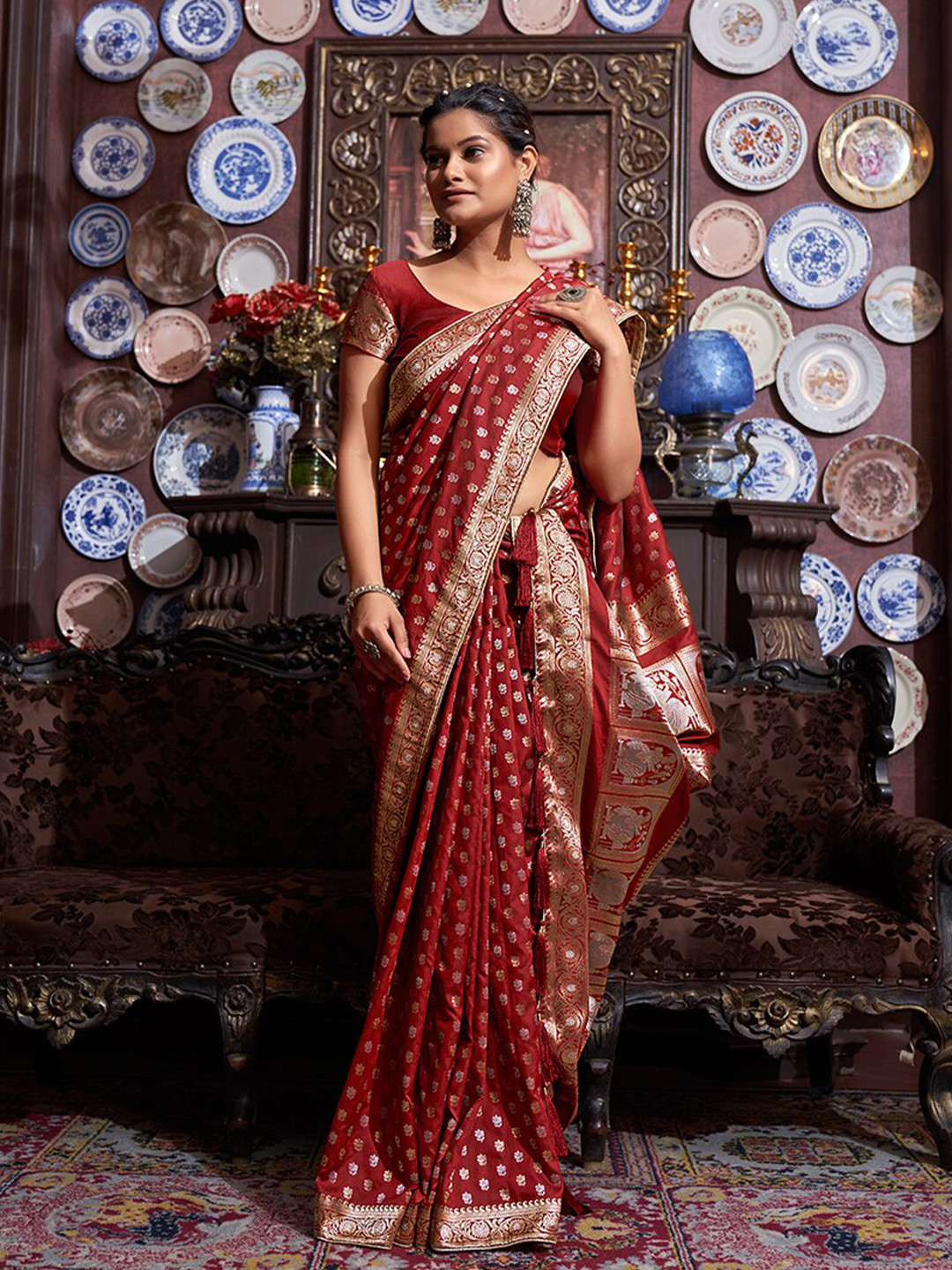 

MONJOLIKA FASHION Red & Gold-Toned Ethnic Motifs Zari Banarasi Saree