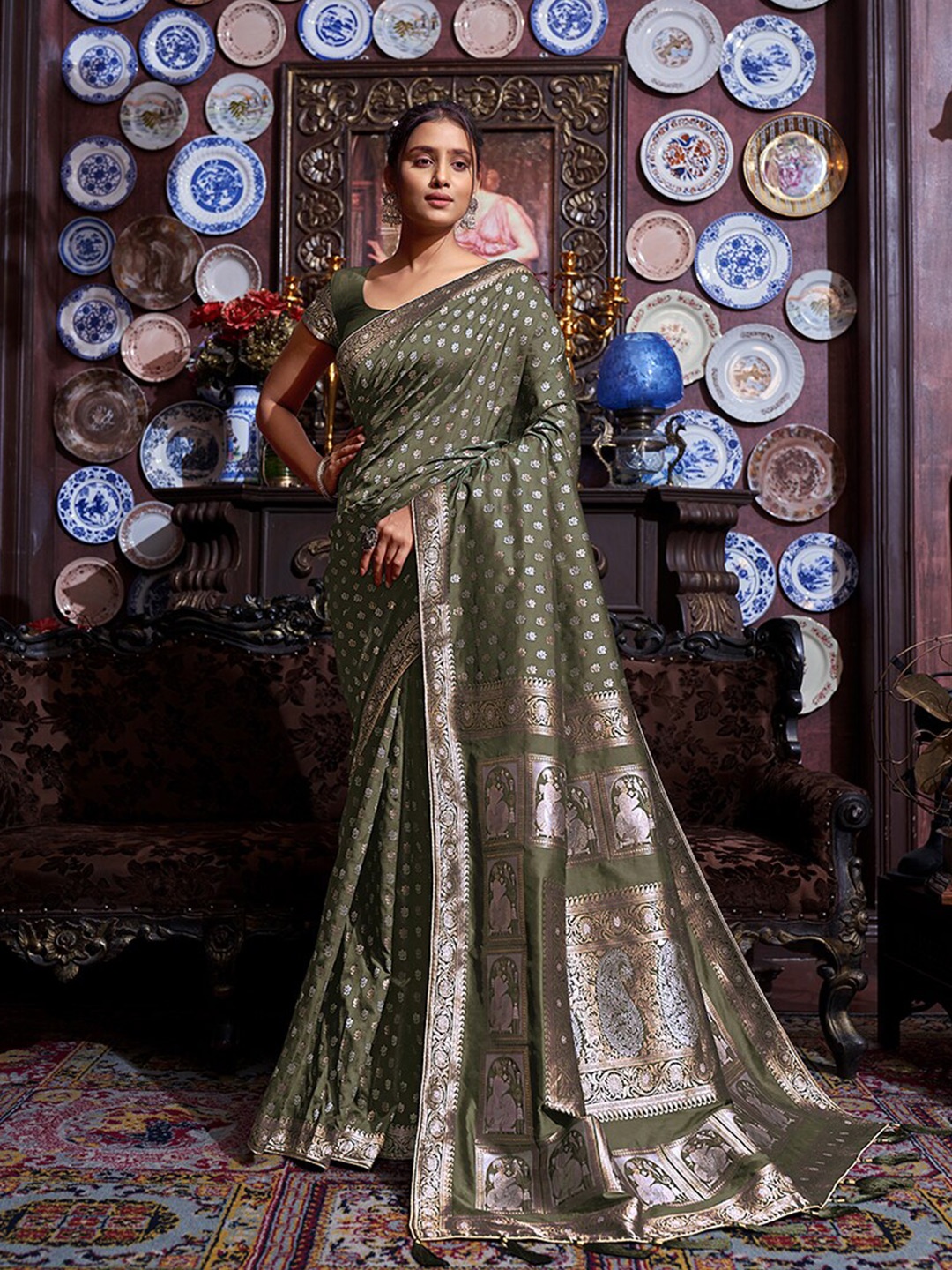 

MONJOLIKA FASHION Green & Gold-Toned Ethnic Motifs Zari Banarasi Saree