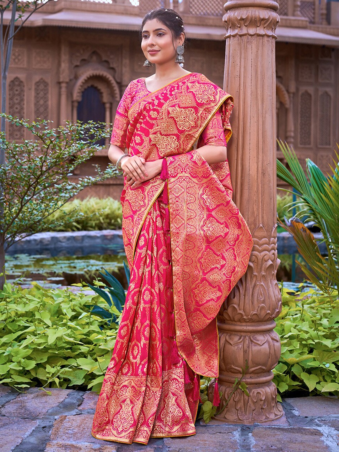 

MONJOLIKA FASHION Pink & Gold-Toned Ethnic Motifs Zari Banarasi Saree