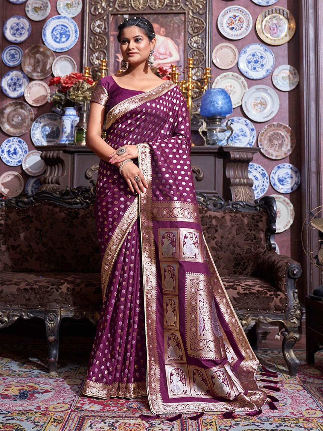 

MONJOLIKA FASHION Purple & Gold-Toned Ethnic Motifs Zari Banarasi Saree