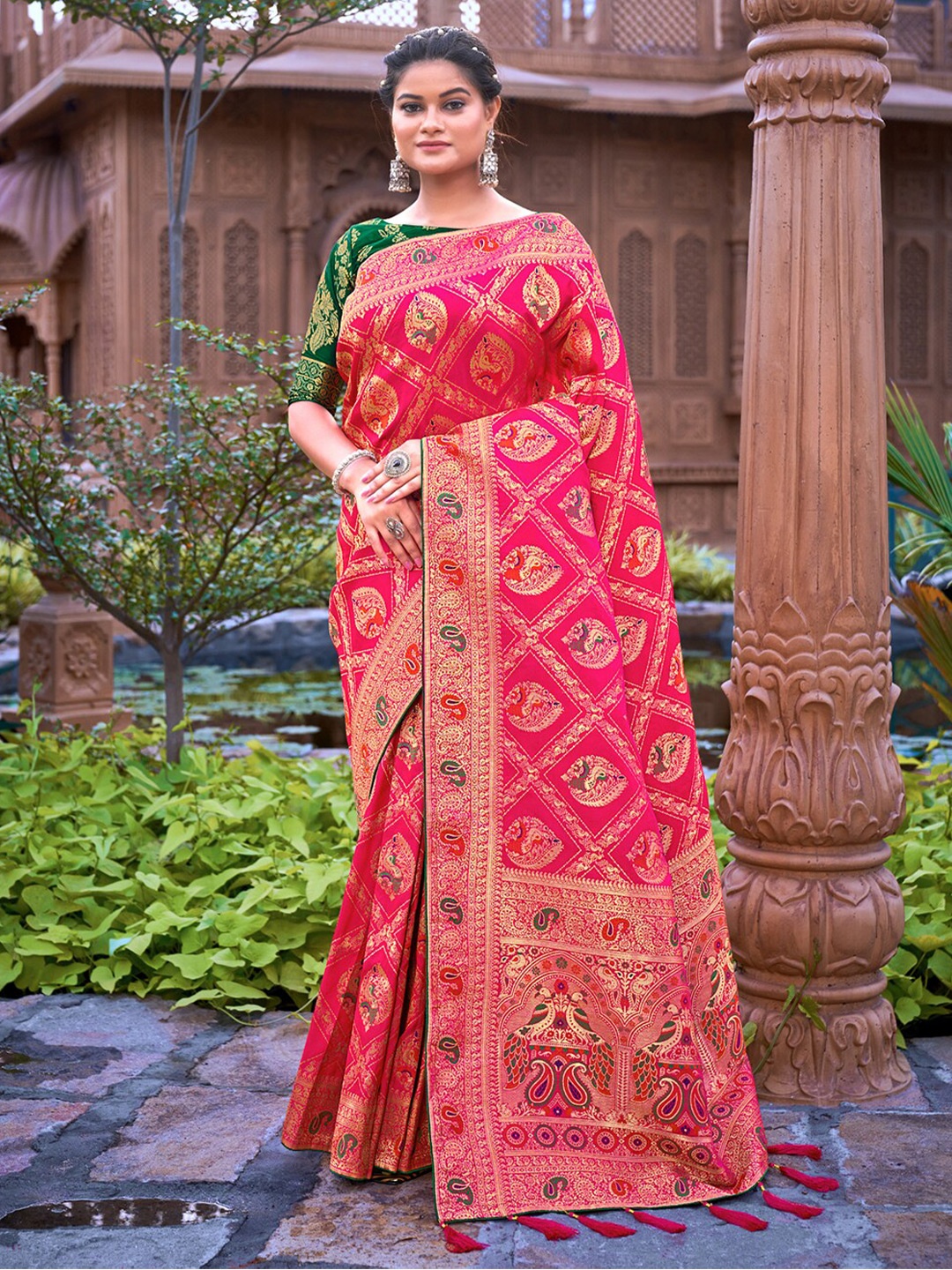 

MONJOLIKA FASHION Magenta & Gold-Toned Ethnic Motifs Zari Banarasi Saree