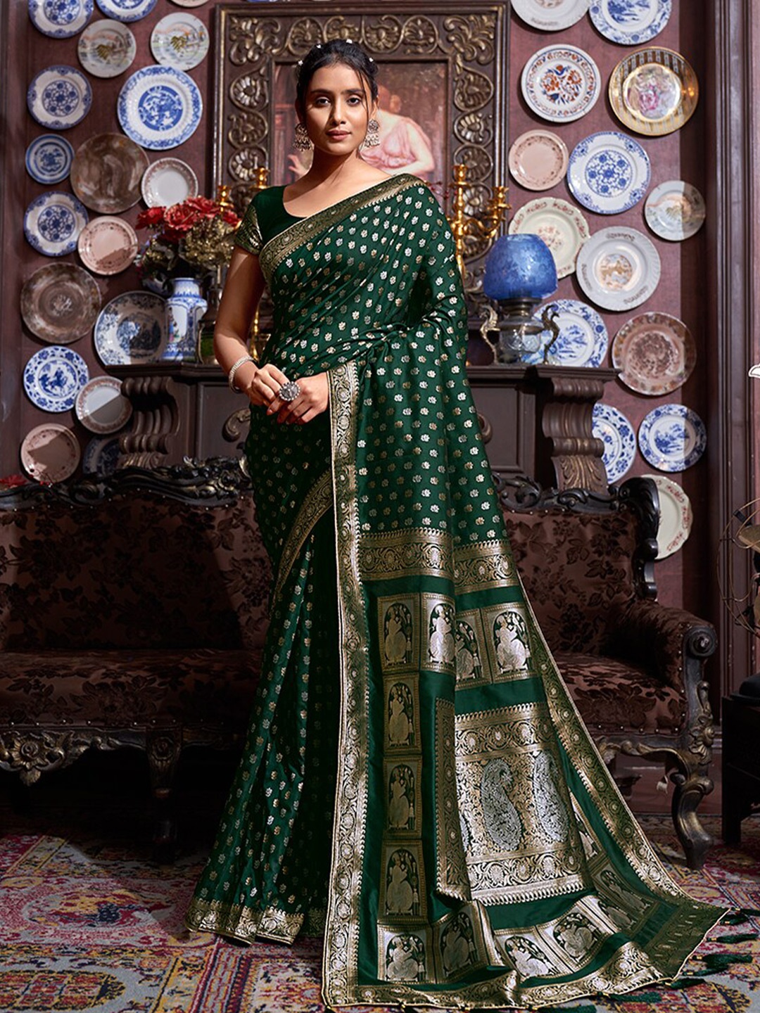 

MONJOLIKA FASHION Green & Gold-Toned Ethnic Motifs Zari Banarasi Saree