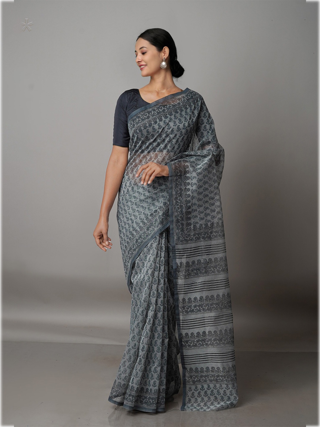 

Unnati Silks Grey & Black Ethnic Motifs Silk Cotton Block Print Saree