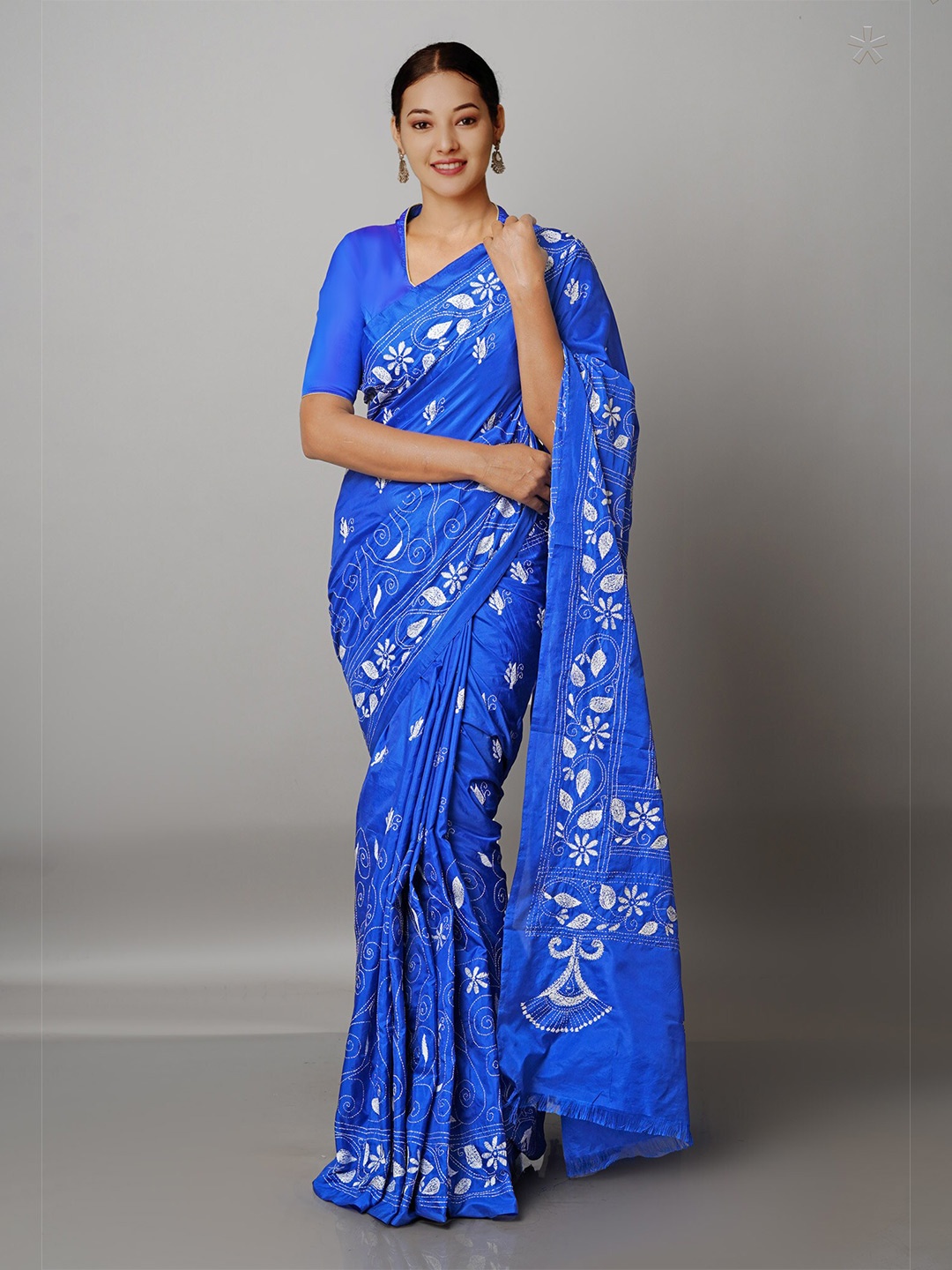 

Unnati Silks Blue & White Floral Embroidered Silk Blend Murshidabad silk Saree