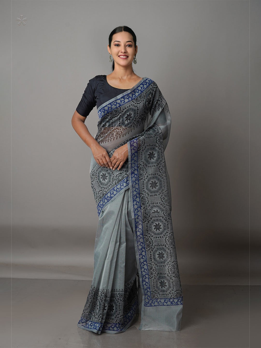 

Unnati Silks Grey & Blue Ethnic Motifs Silk Cotton Block Print Saree