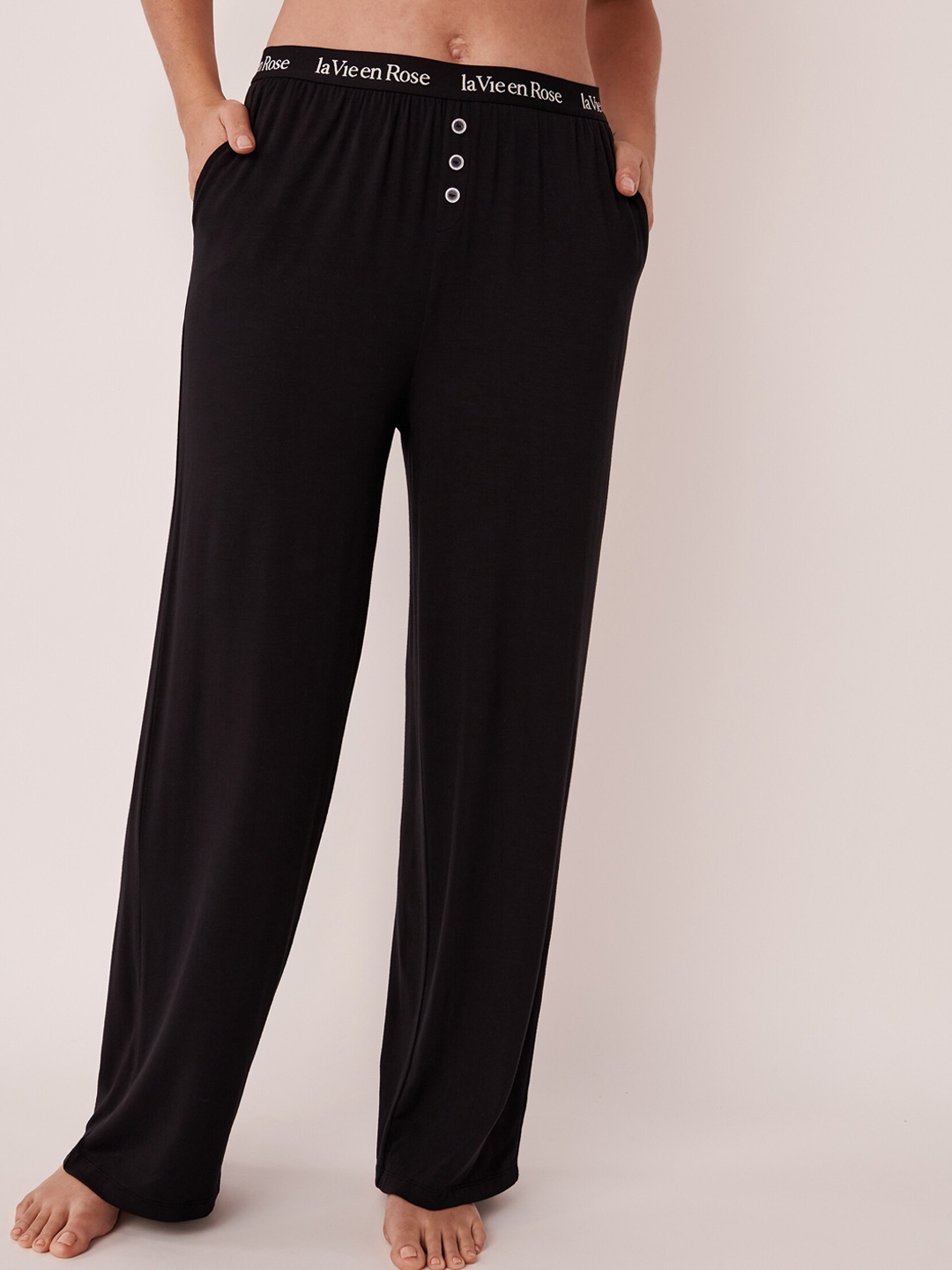 

La Vie en Rose Women Black Solid Lounge Pants
