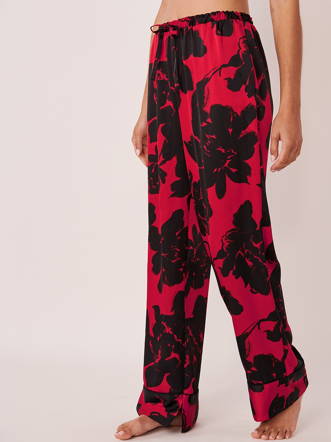 

La Vie en Rose Women Red & Black Printed Lounge Pants