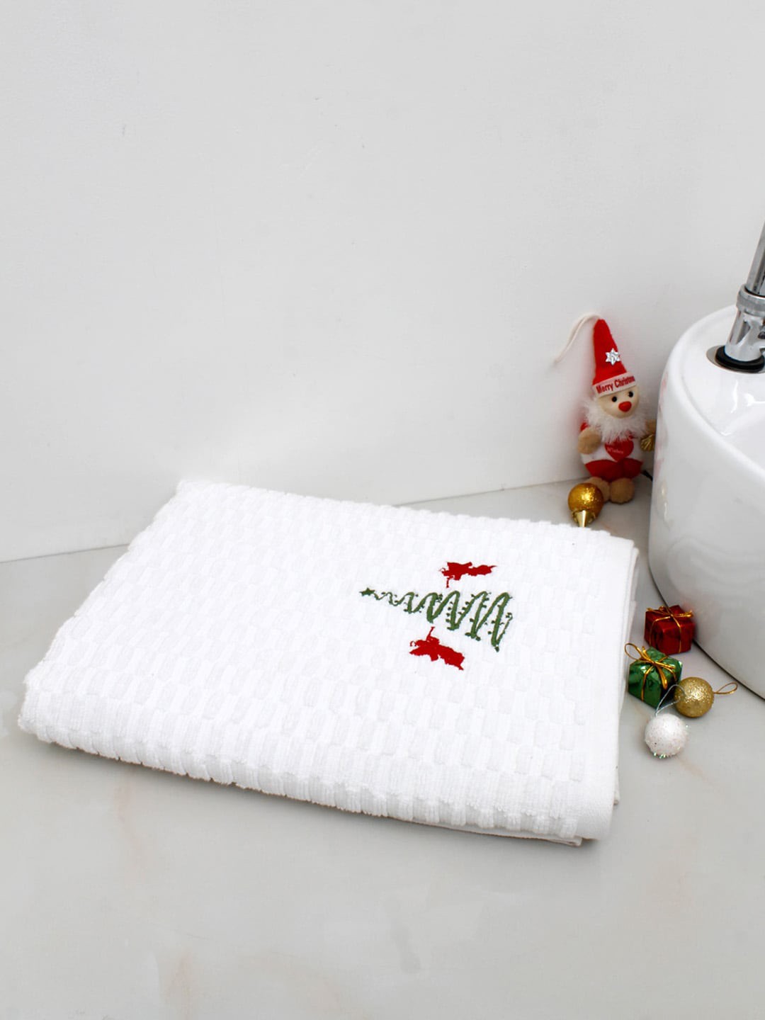

AVI Living White 500 GSM Christmas Embroidered Pure Cotton Bath Towel