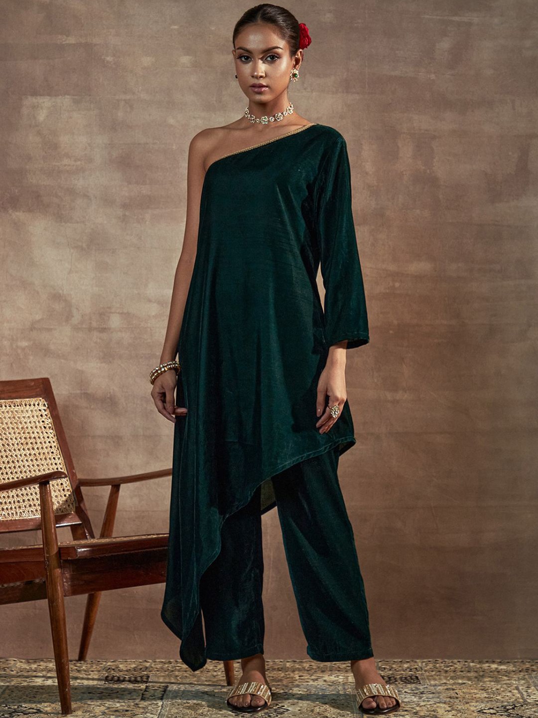 

Alaya By Stage3 Women Green & Gold-Toned One-Shoulder Velvet Kurta