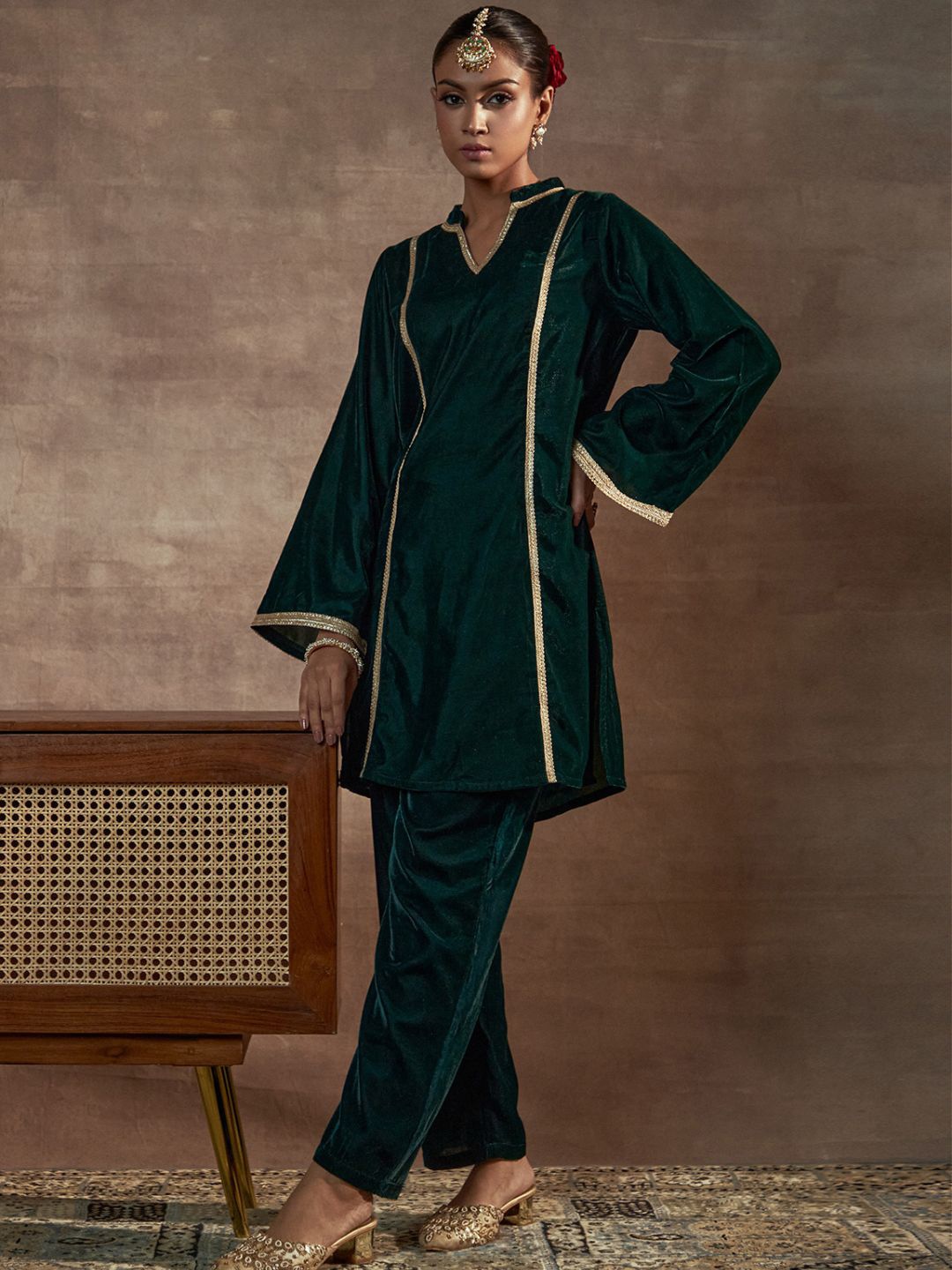 

Alaya By Stage3 Women Green Flared Sleeves Velvet Kurta