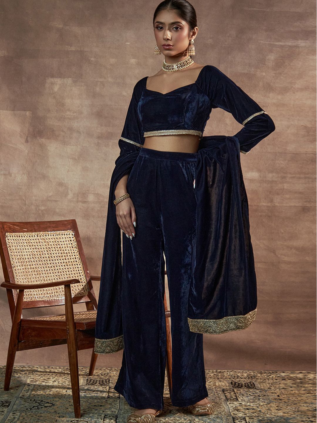 

Alaya By Stage3 Women Navy Blue & Gold-Toned Velvet Crop Top