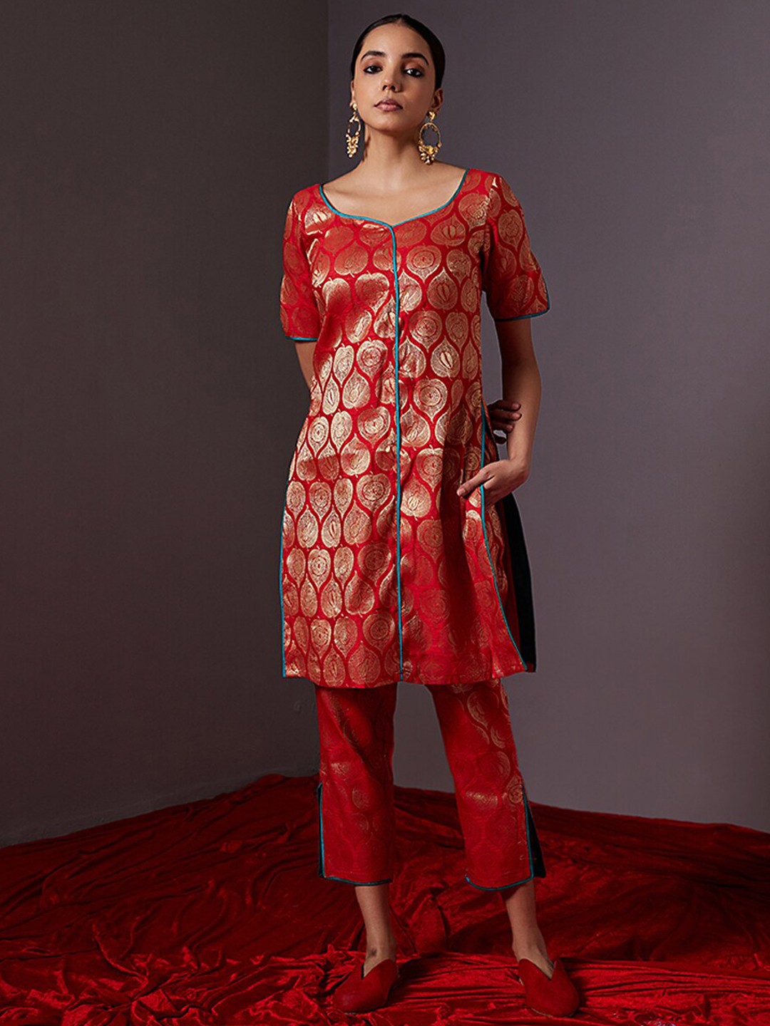 

Abhishti Women Banarasi Zari Kurta Printed Kurta with Trousers, Red