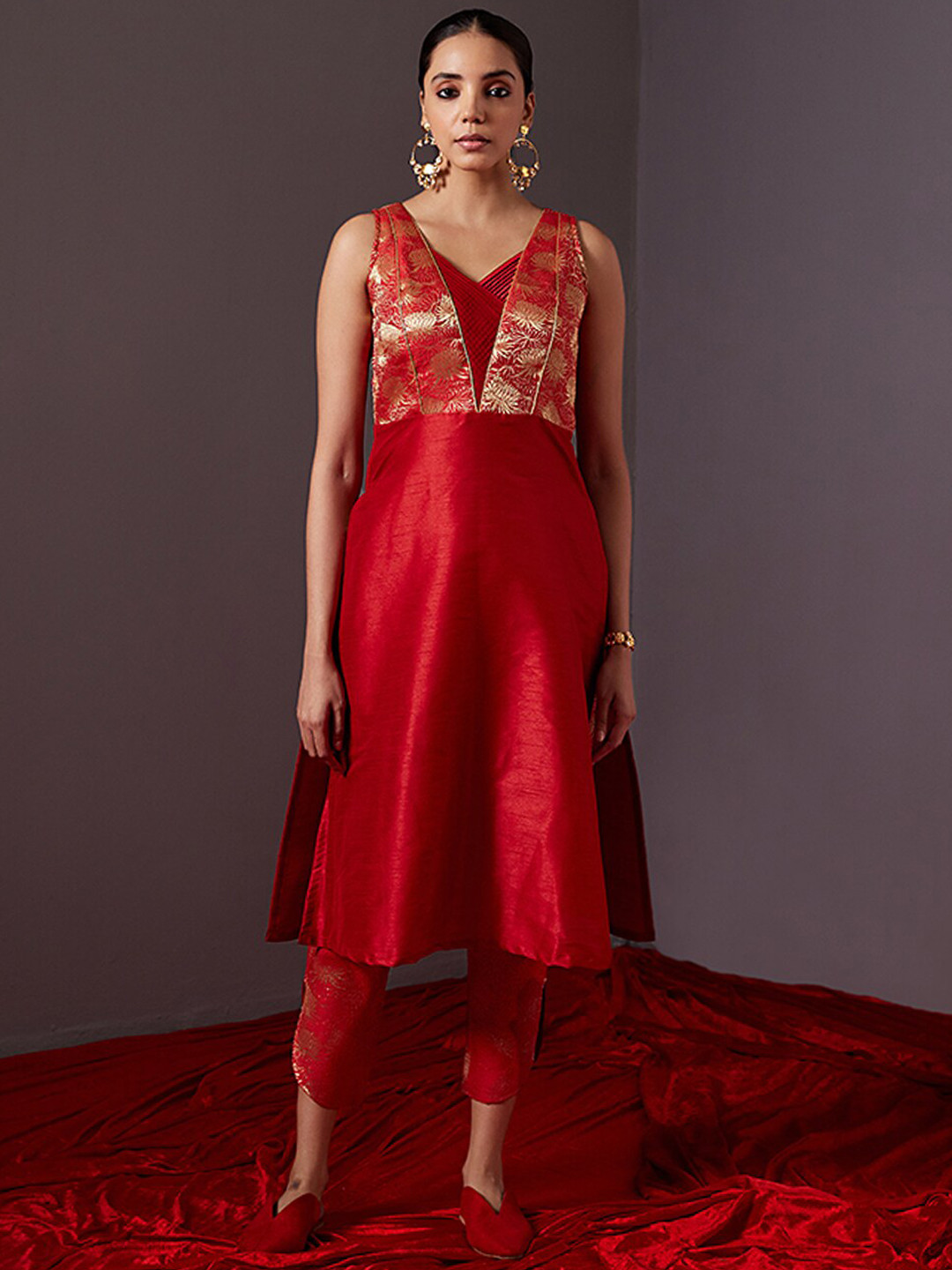 

Abhishti Pintucked V-Neck Straight Kurta with Curved Hem Trousers, Red