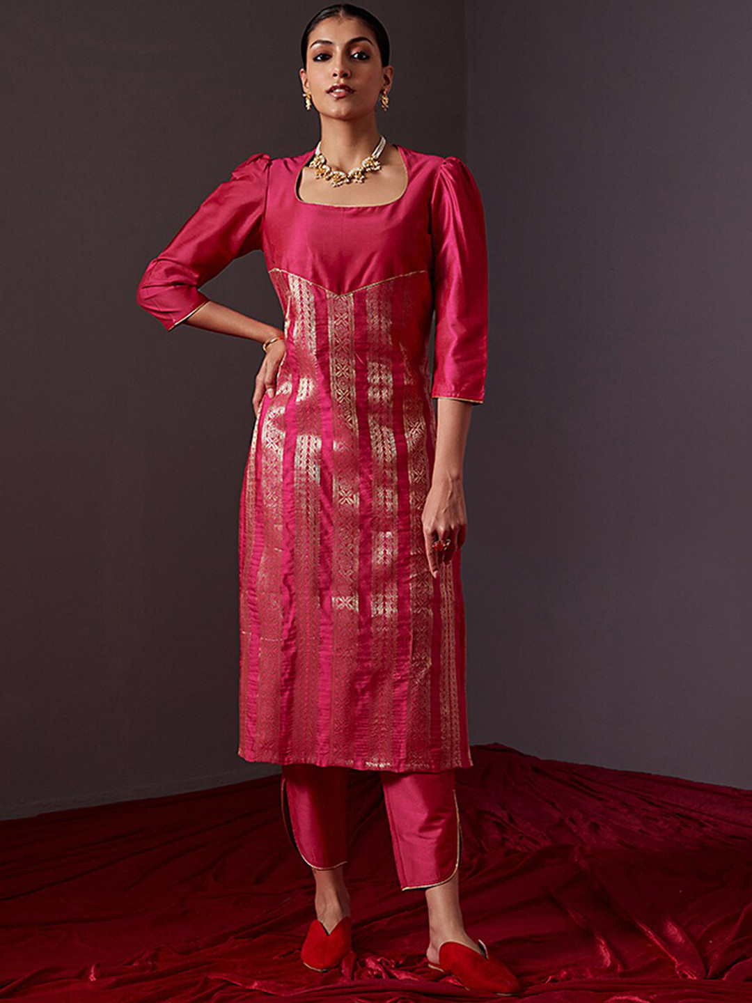 

Abhishti Women Banarasi Printed Kurta with Trousers, Pink