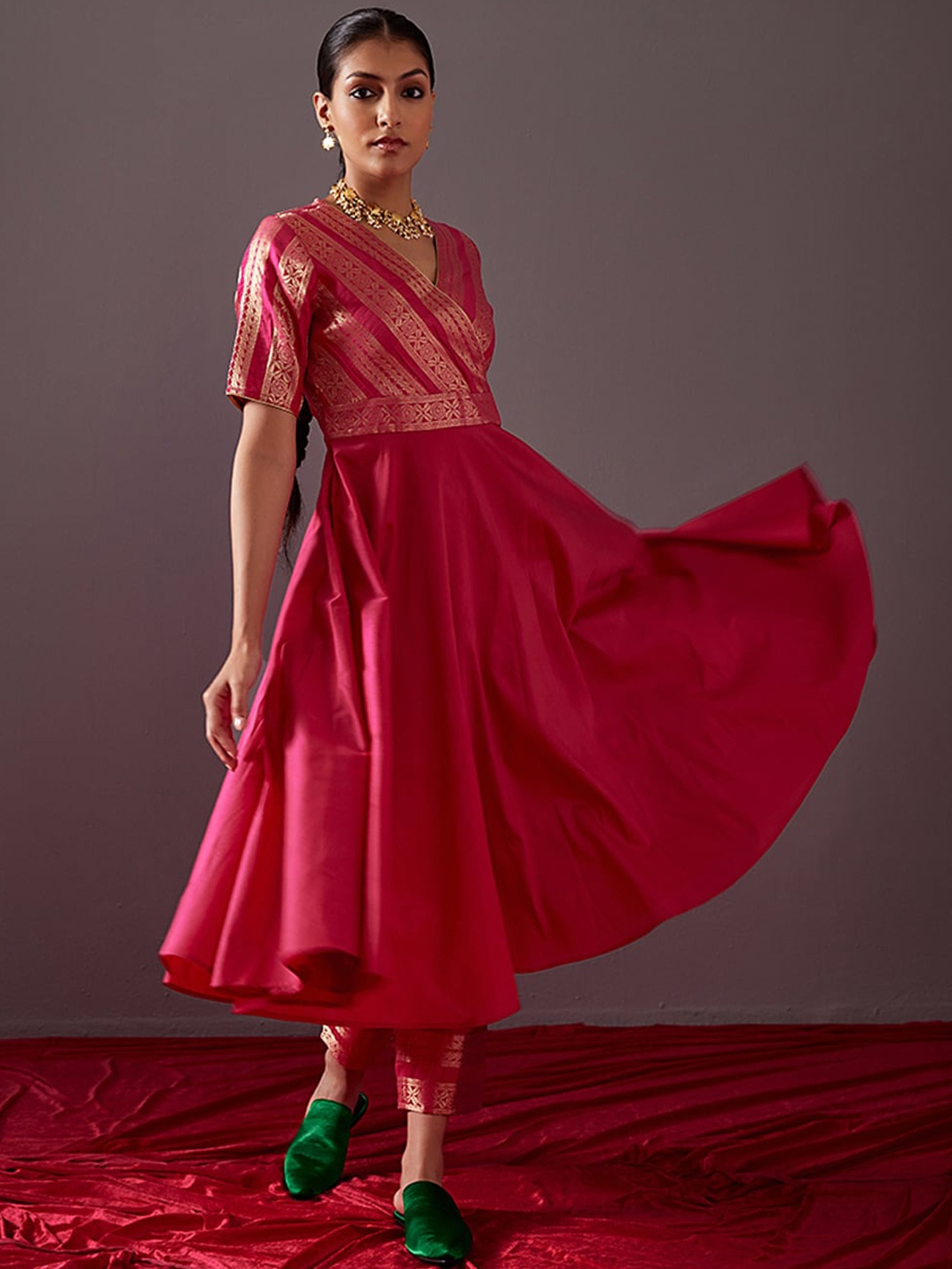 

Abhishti Women Pink Printed Kurta with Trousers
