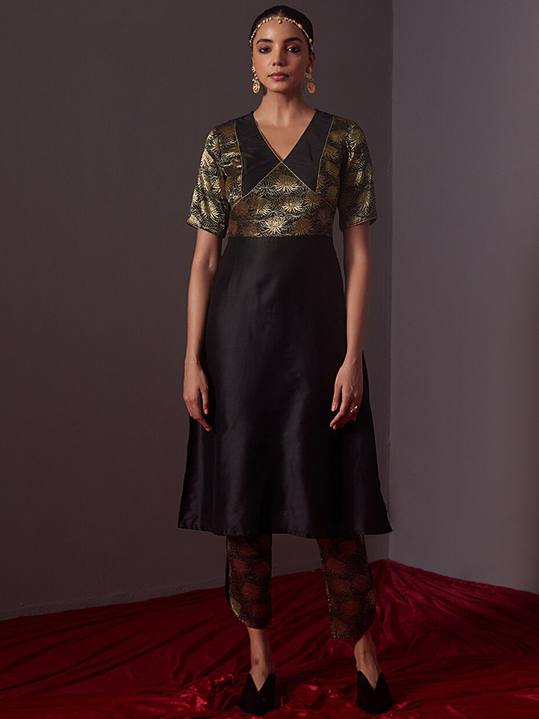

Abhishti Women Black Printed Kurta with Trousers