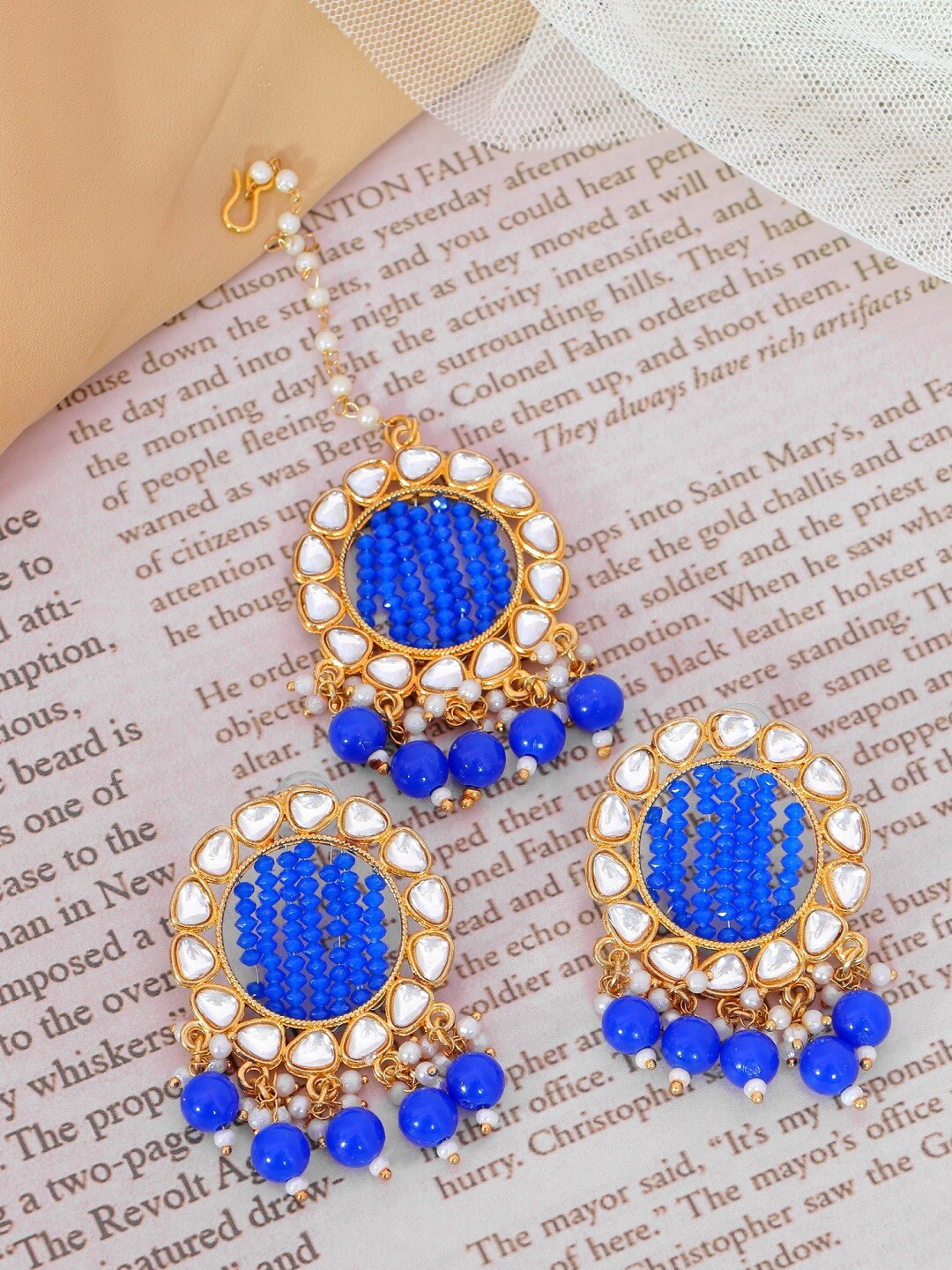 

Crunchy Fashion Women Blue & White Gold-Plated Kundan Maang Tika and Earrings