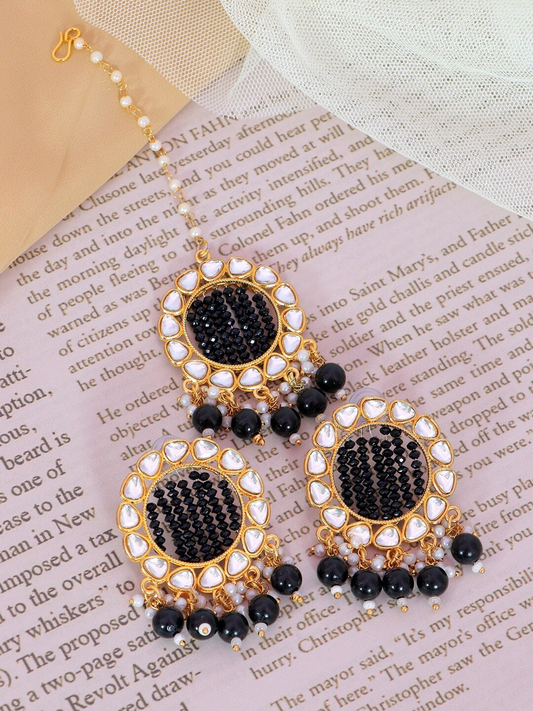 

Crunchy Fashion Women Black & White Gold-Plated Kundan Maang Tika and Earrings