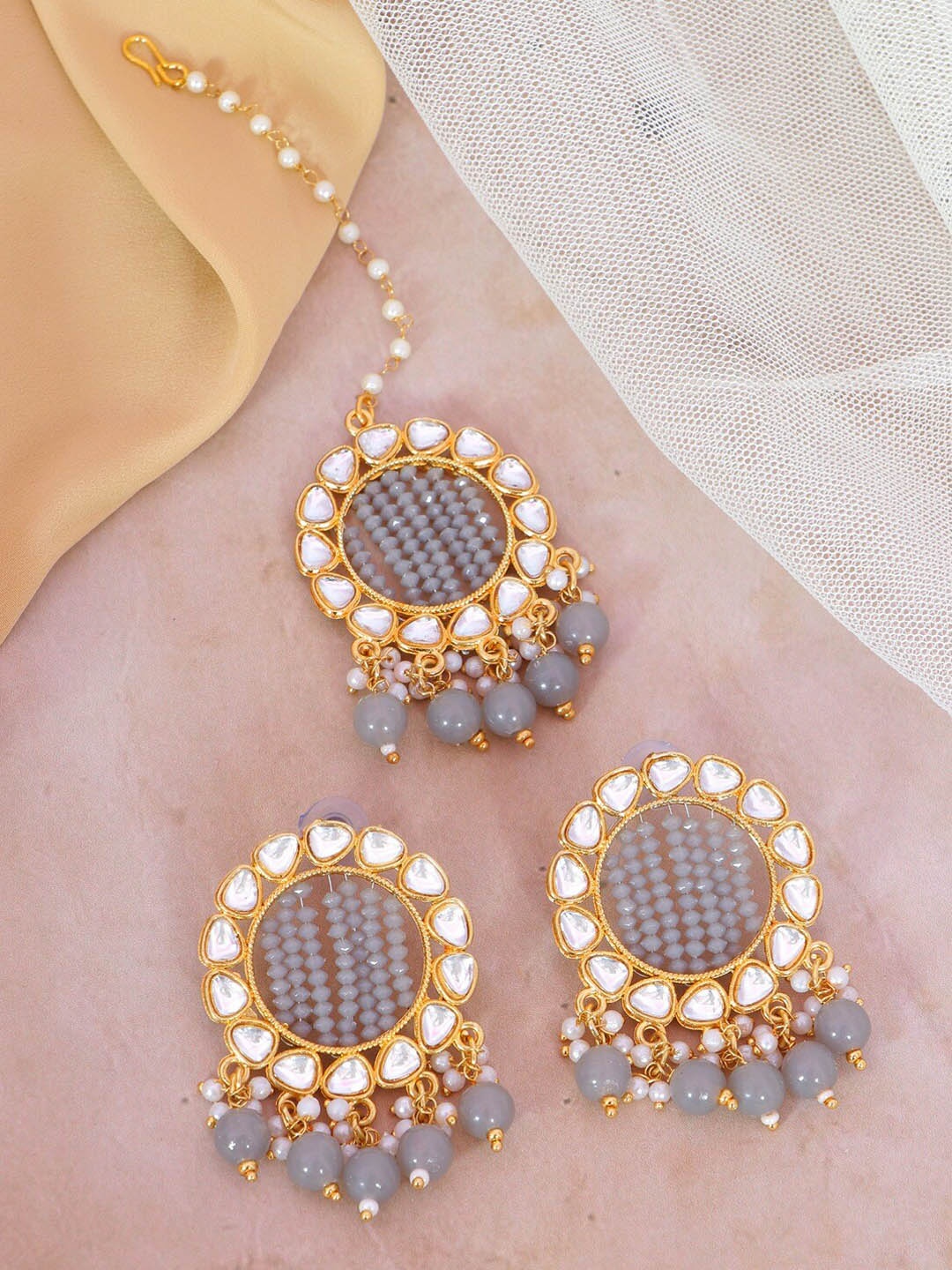 

Crunchy Fashion Women Grey & White Gold-Plated Kundan Maang Tika and Earrings