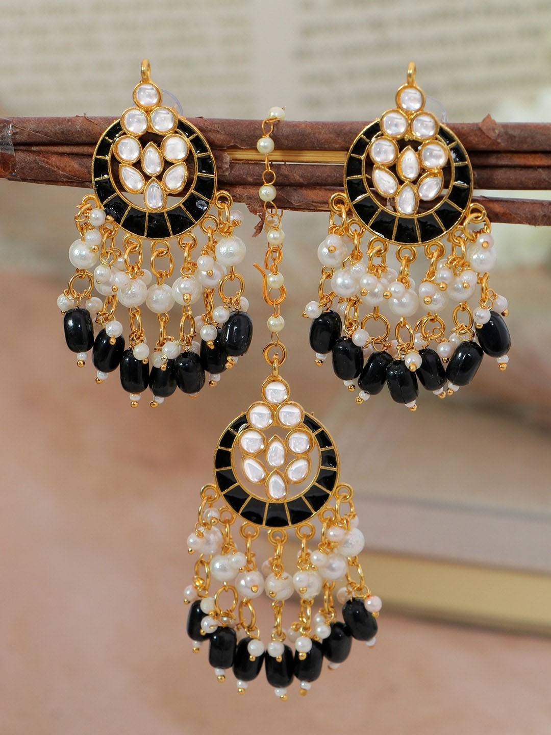 

Crunchy Fashion Women Black & White Gold-Plated Kundan Maang Tika and Earrings