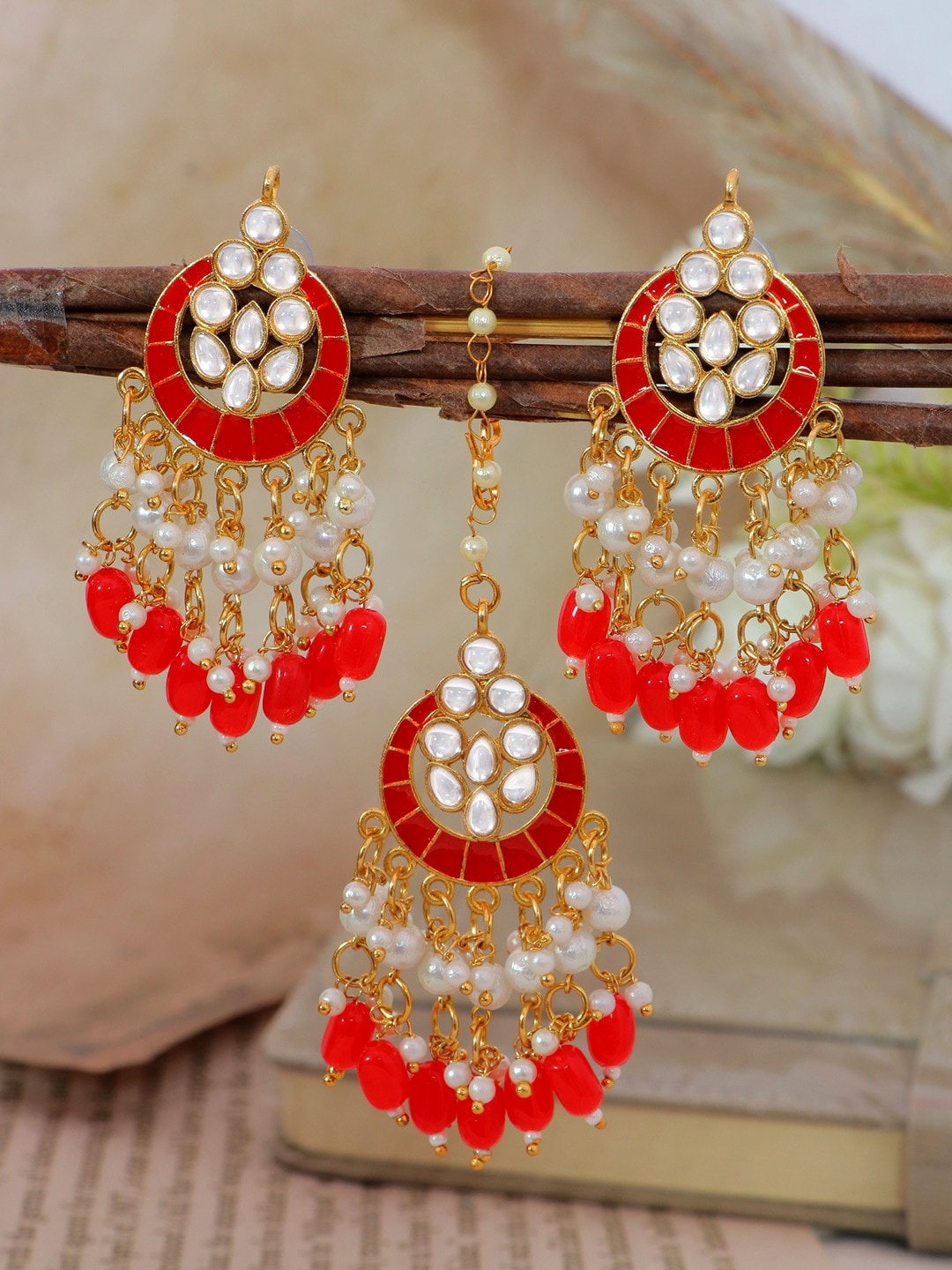 

Crunchy Fashion Women Red & White Gold-Plated Kundan Maang Tika and Earrings