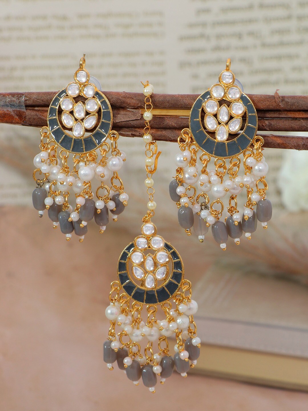

Crunchy Fashion Women Grey & White Gold-Plated Kundan Maang Tika and Earrings