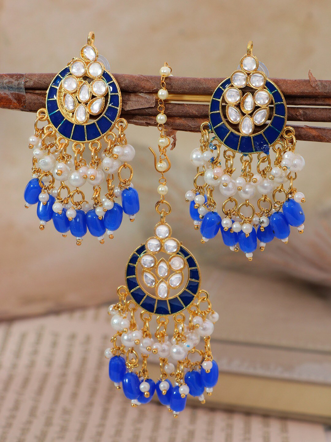 

Crunchy Fashion Women Blue & White Gold-Plated Kundan Maang Tika and Earrings
