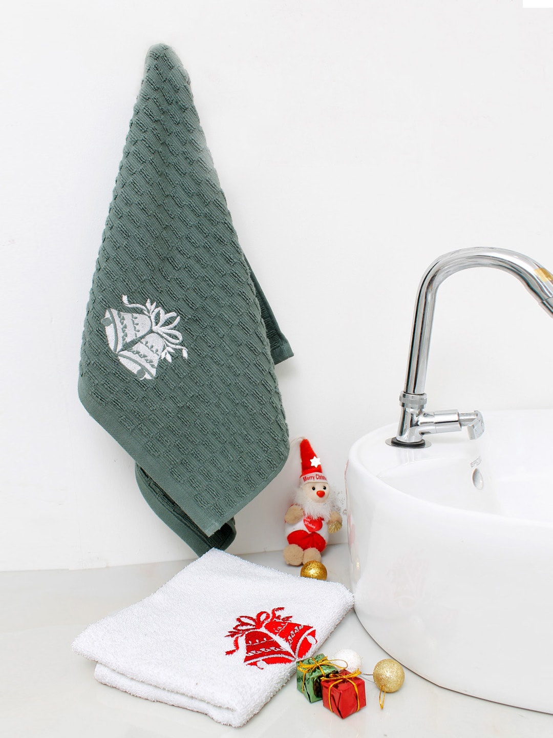 

AVI Living Set Of 2 Green & White Christmas Embroidered 500 GSM Pure Cotton Hand Towels