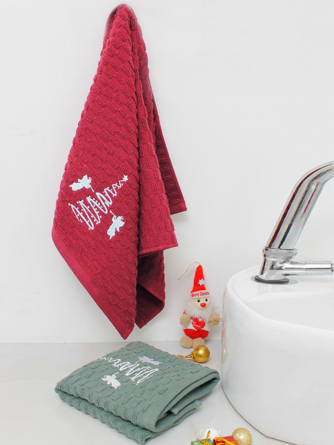 

AVI Living Red & Green Set Of 2 Christmas Embroidered 500 GSM Pure Cotton Hand Towel