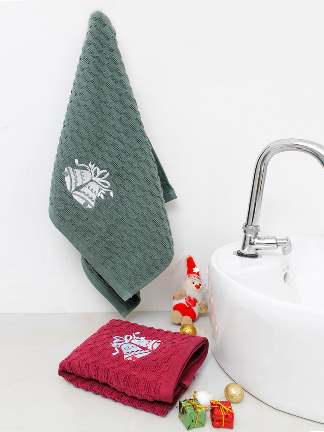 

AVI Living Red & Green Set Of 2 Christmas Embroidered 500 GSM Pure Cotton Hand Towels