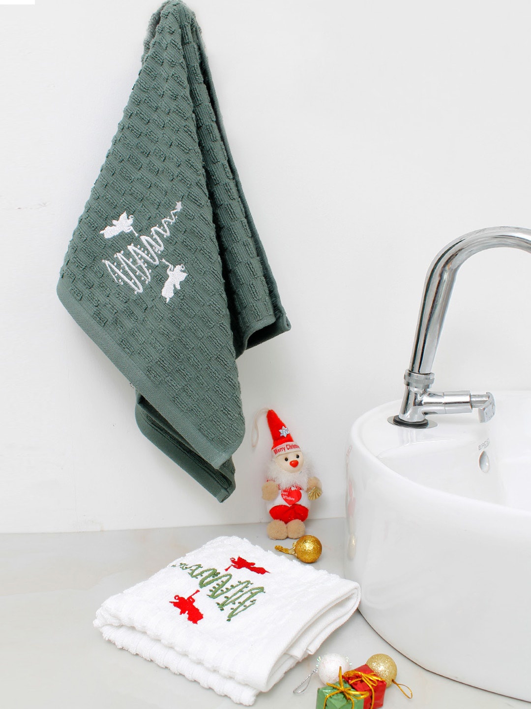 

AVI Living White & Green Set Of 2 Christmas Embroidered 500 GSM Cotton Hand Towels