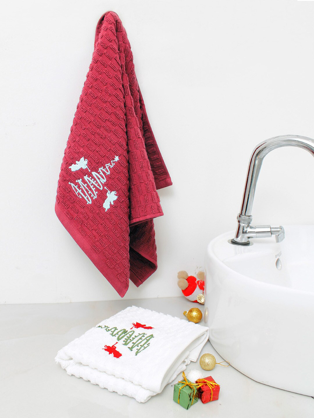 

AVI Living Red & White Set Of 2 Christmas Embroidered 500 GSM Cotton Hand Towels