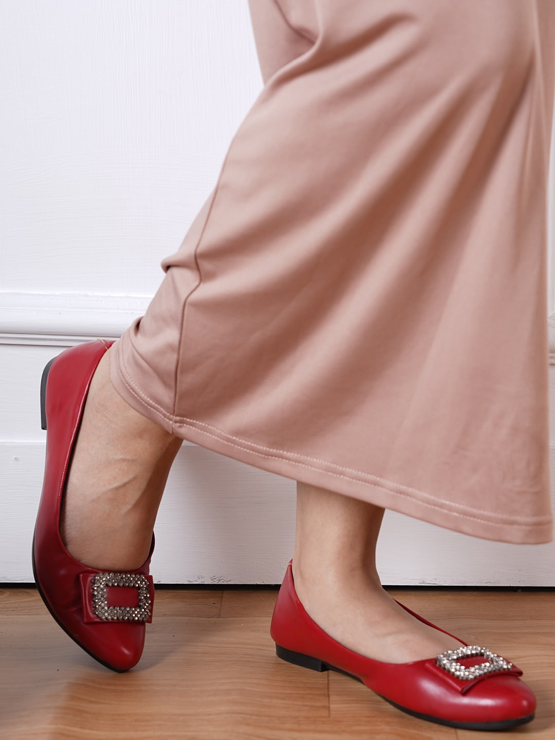 

VEILLE Women Red Ballerinas Flats