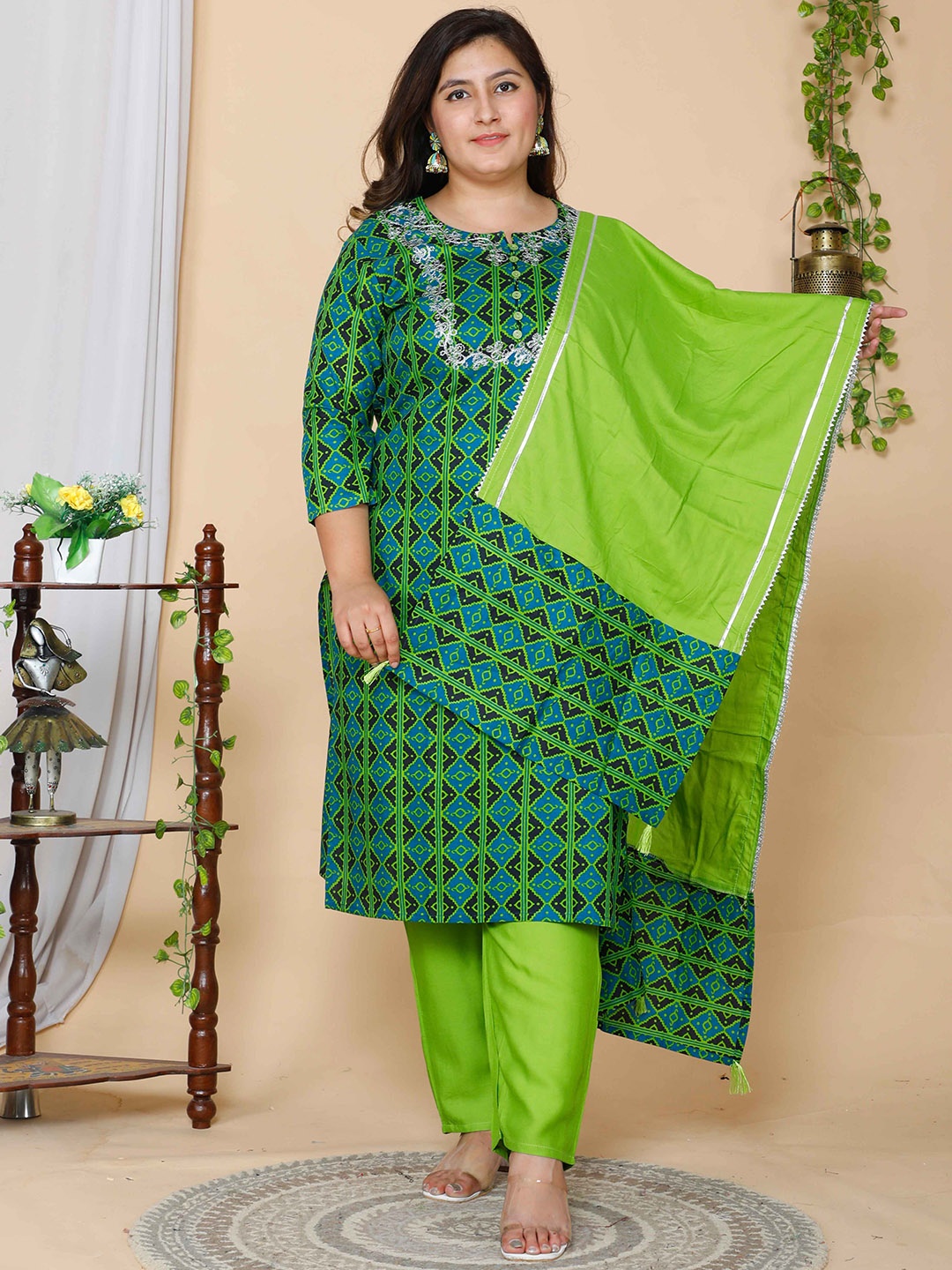 

MIRAVAN Women Plus Size Green Floral Embroidered Kurta with Trousers & With Dupatta