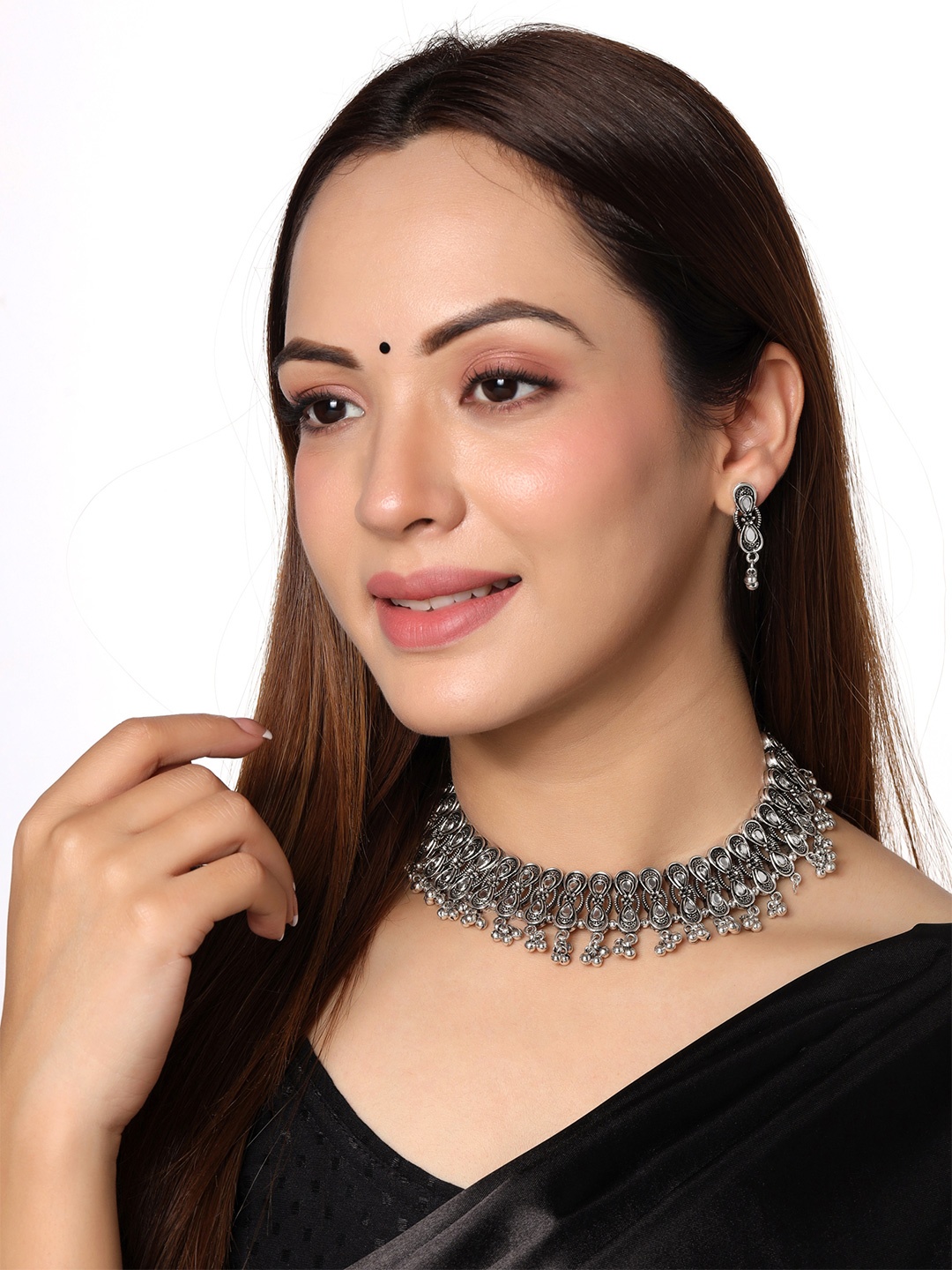 

Yellow Chimes Women White & Silver-Plated Oxidised Ghungroo-Studded Choker Jewellery Set