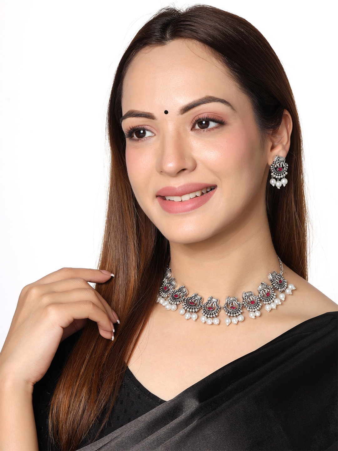 

Yellow Chimes Women White & Maroon Silver-Plated Oxidised Pearl Beaded Jewellery Set