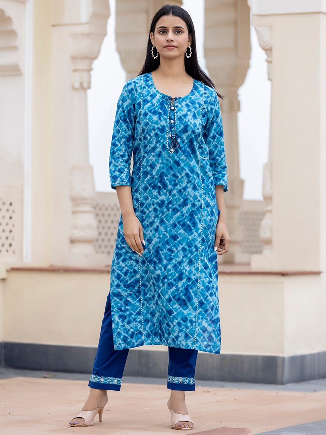 

KAAJH Women Blue Floral Printed Pure Cotton Kurta with Trouser & Dupatta