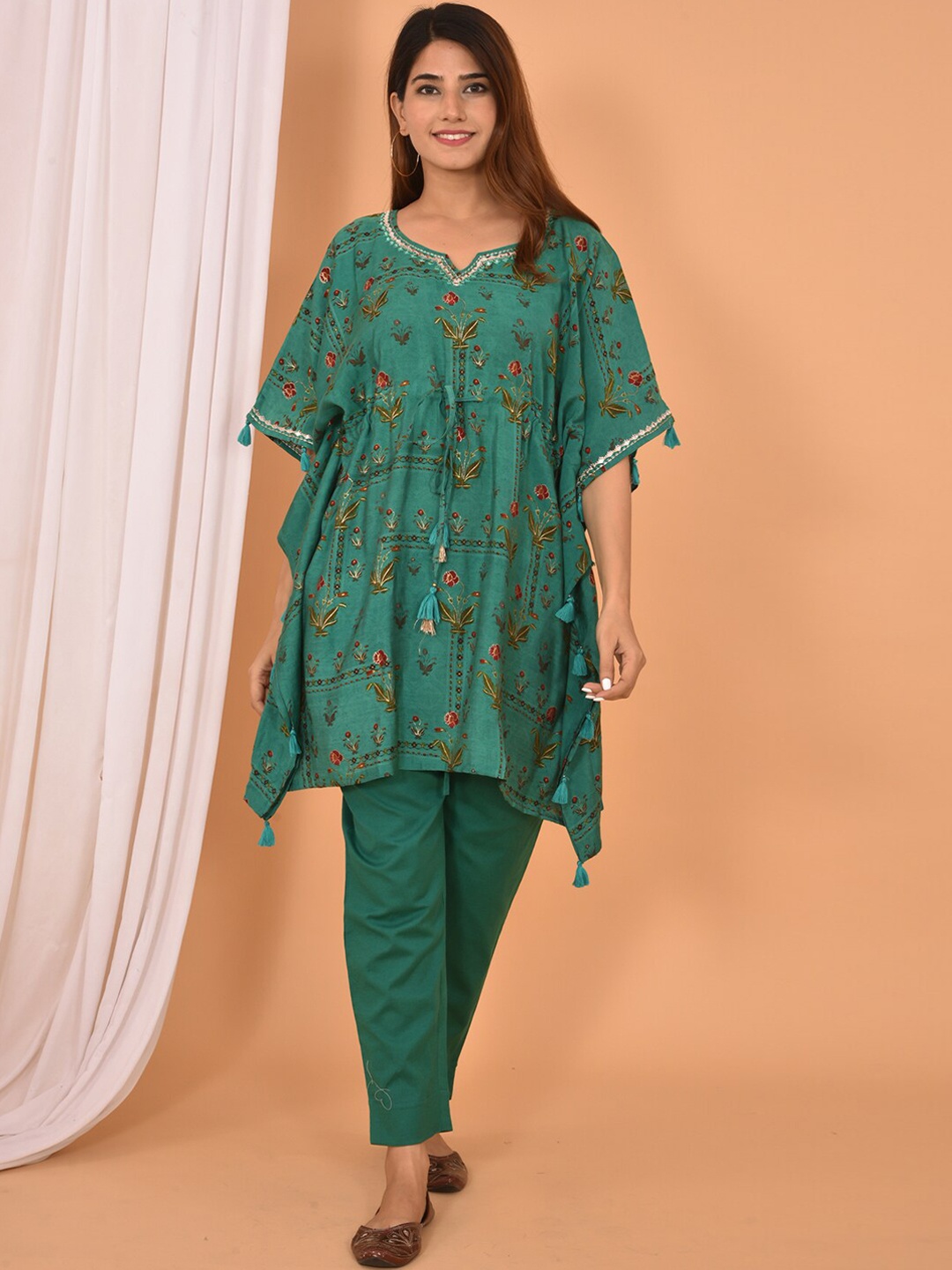 

KAAJH Women Green Floral Printed Kurti with Trouser
