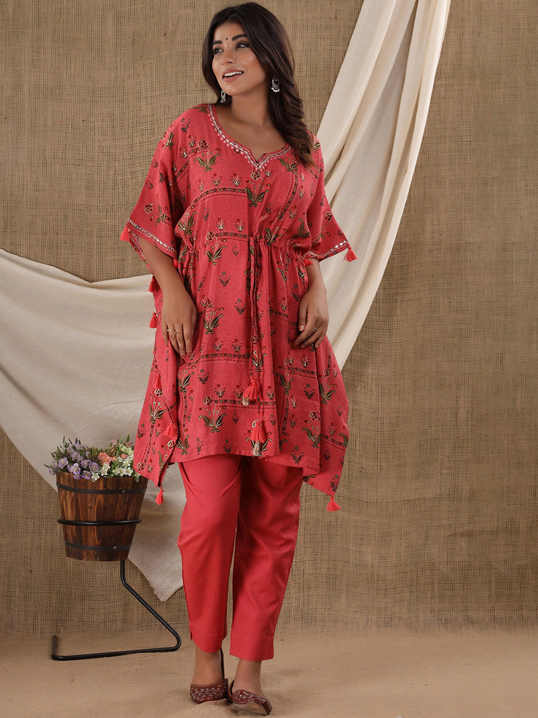 

KAAJH Women Red Floral Printed Pure Cotton Kurta with Trouser