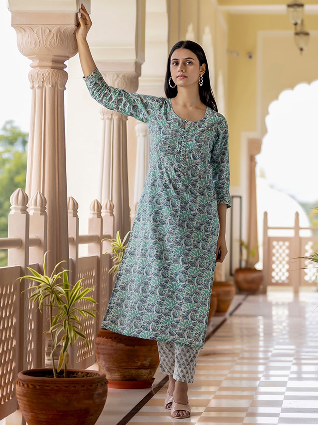 

KAAJH Women Green Floral Printed Pure Cotton Kurta with Trouser & Dupatta