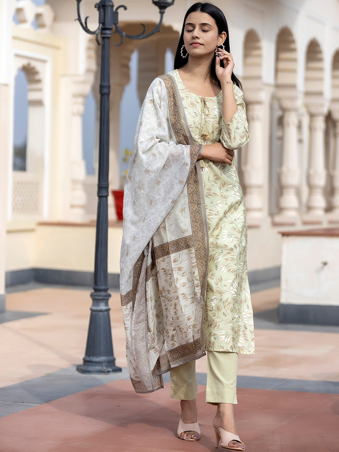 

KAAJH Women Green Floral Printed Kurta with Trouser & Dupatta