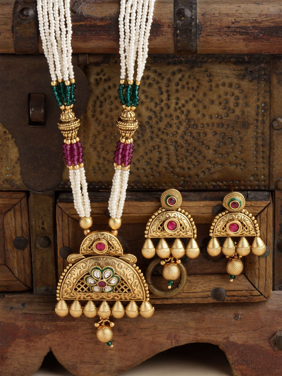 

Arrabi White Kundan Studded & Beaded Gold-Plated Jewellery Set