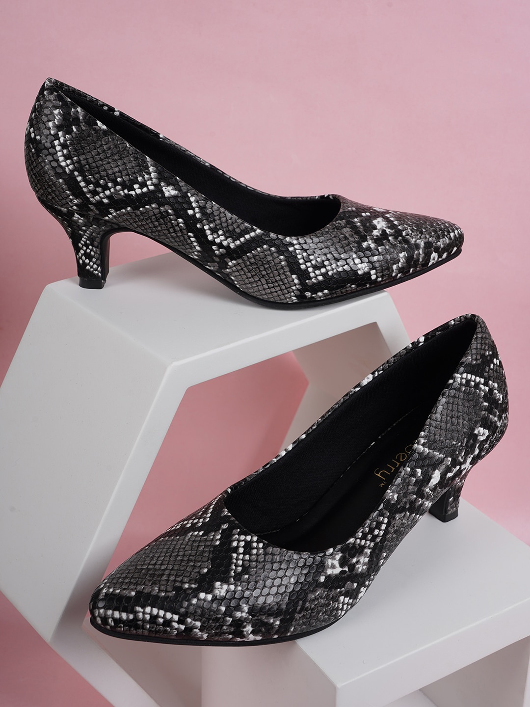 

DressBerry Black Printed Party Kitten Pumps