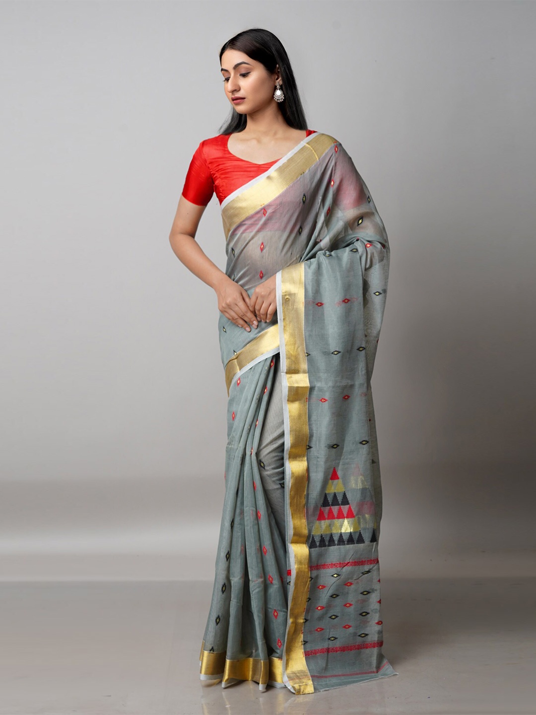 

Unnati Silks Grey & Gold-Toned Silk Cotton Handloom Jamdani Zari Saree