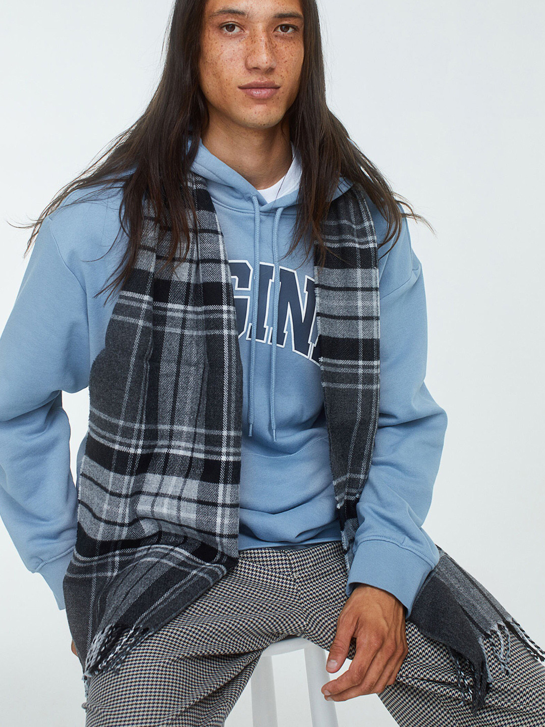 

H&M Men Grey Patterned Scarf