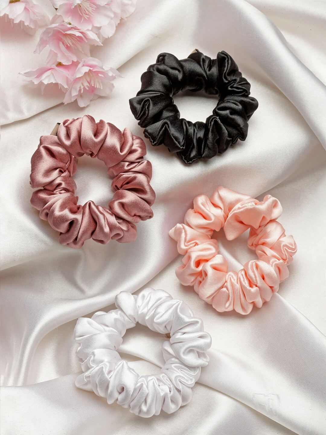

HAIR DRAMA CO. Women White & Black Set of 4 Ponytail Holders