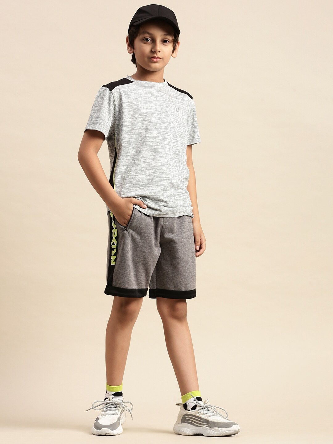 

PIPIN Boys Grey Solid T-shirt