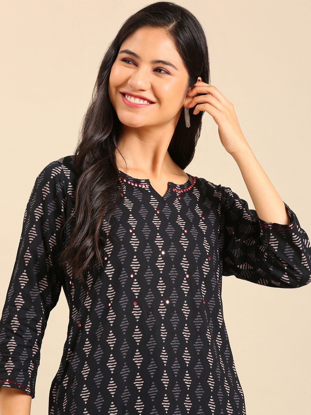 

SHOWOFF Women Black & Grey Geometric Printed Chanderi Silk Kurta