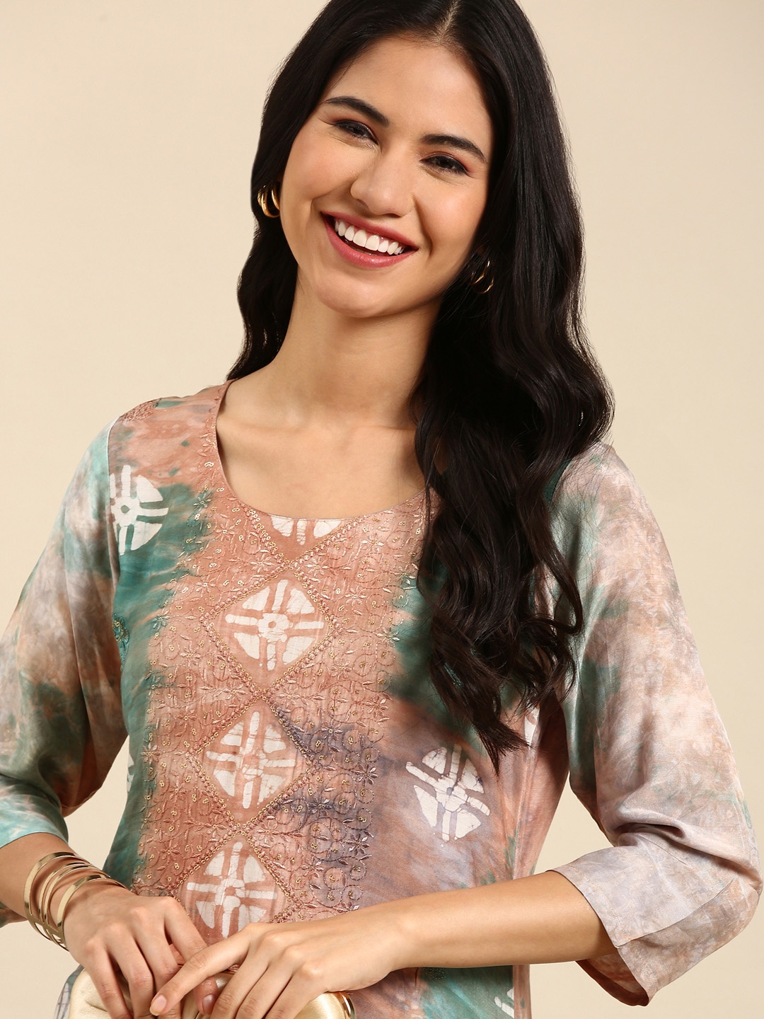 

SHOWOFF Round Neck Embroidered Pastels Art Silk Kurta, Sea green